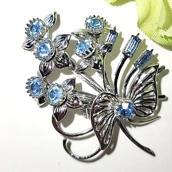 VINTAGE BLUE RHINESTONE FLORAL BOUQUET BROOCH - Picture 2 of 7